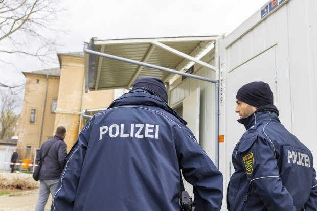 2023-04_Polizisten.png
